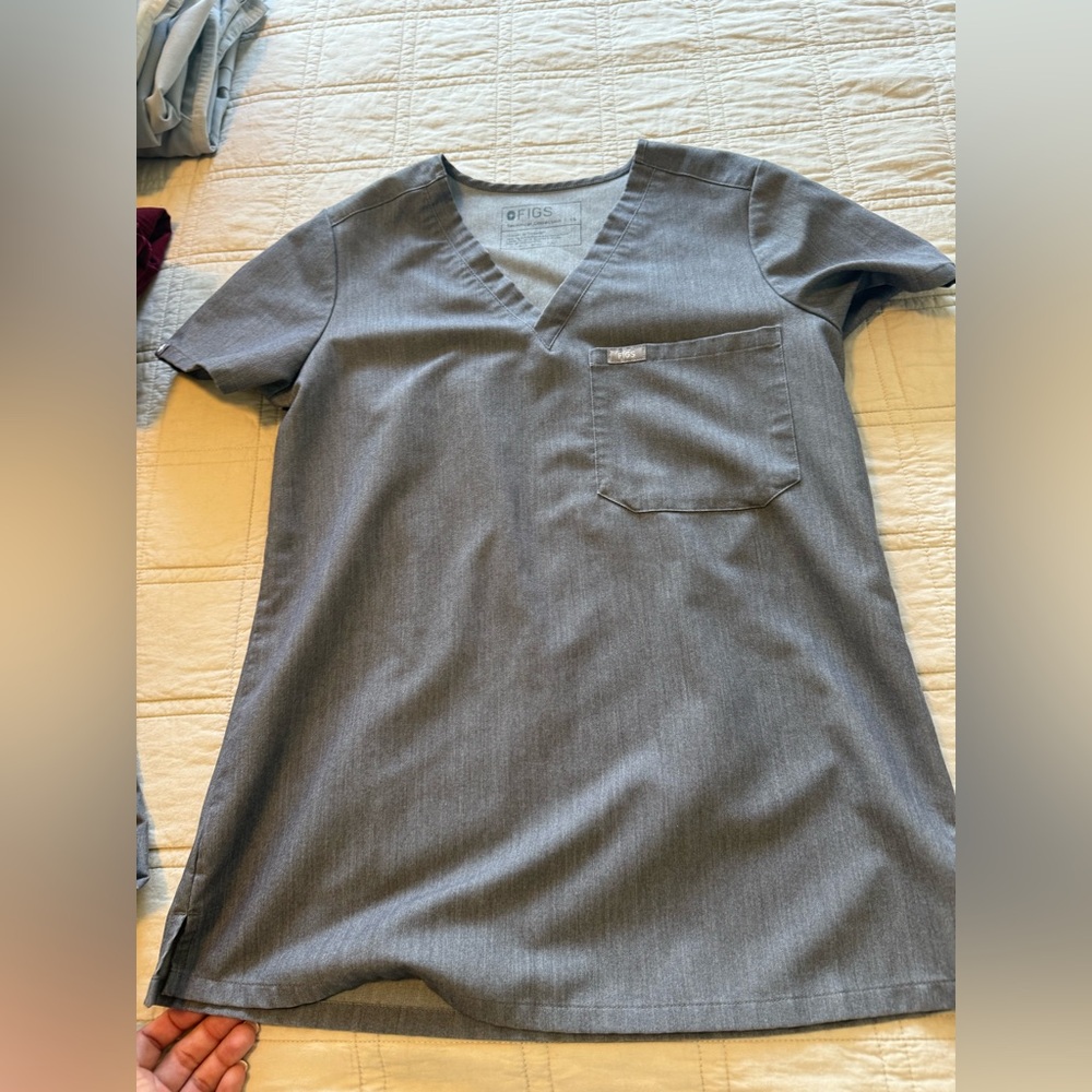 FIGS Catarina top graphite